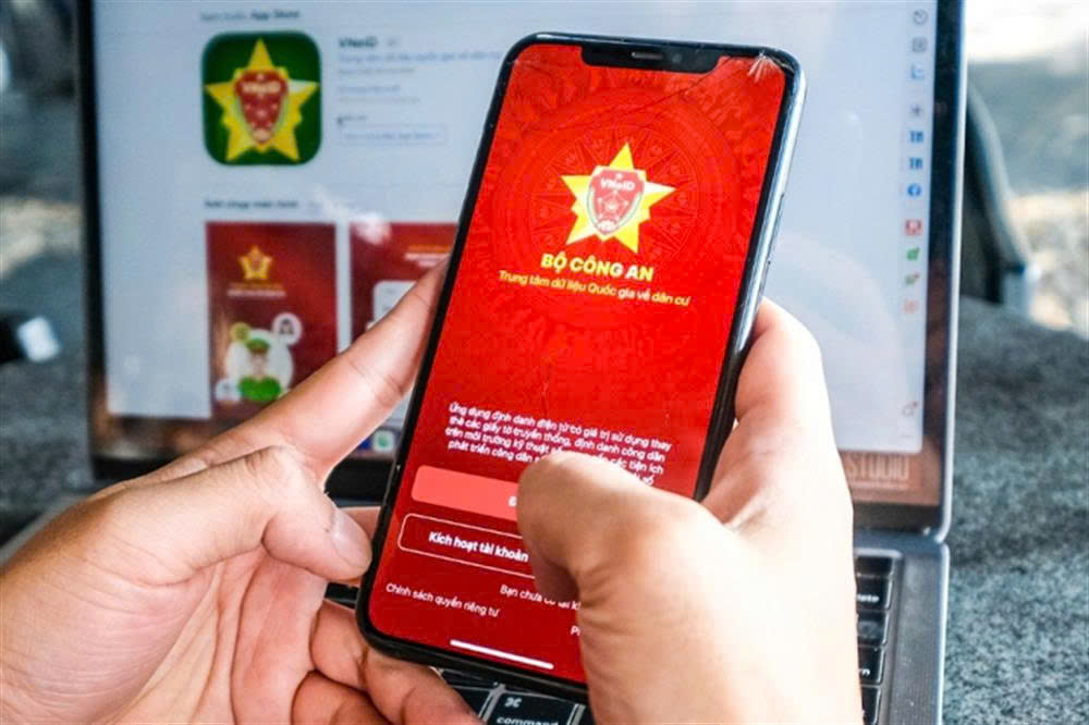 Ảnh ứng dụng VNeID trong hướng dẫn đăng ký thường trú, tạm trú.